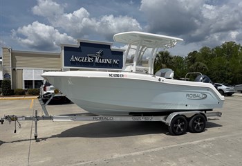 2021 Robalo R222 Explorer Boat
